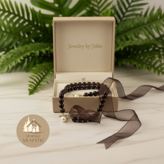 Gift box MyHouseMyHome with the burgundy Tiger eye necklace and Pearl Desert Pearl™ by Resist2it from the collection Jewelry by Jules