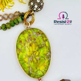 Lime green connector and gold chain on a white background, featuring the Resist2it brand.