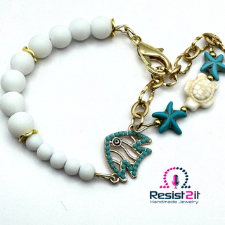 Handgemaakte natuursteen armband met wit en turquoise bedels en goudkleurige sluiting